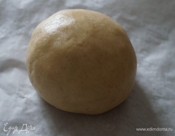 Соединить муку и яично-медовую смесь, замесить эластичное тесто, завернуть его в пищевую пленку и оставить на 20-30 минут отдыхать.