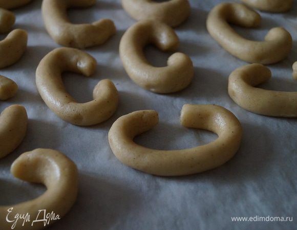 Из теста скатать колбаску и разделить ее на небольшие части, придать им форму полумесяца