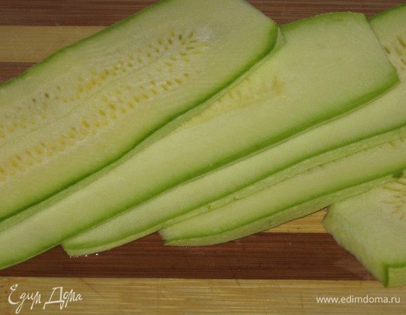 1 цукини нарезать тонкими пластинами. 
