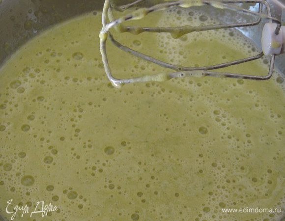 Взбить яйца с молоком ,щепоткой соли и мускатного ореха. Добавить к пюре из цукини. Всё хорошо взбить погружным блендером.