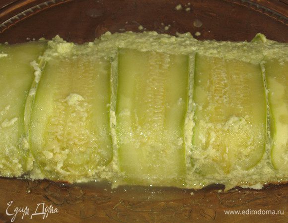 Дать фланy остыть,накрыть форму блюдом и перевернуть.
Приятного аппетита:)