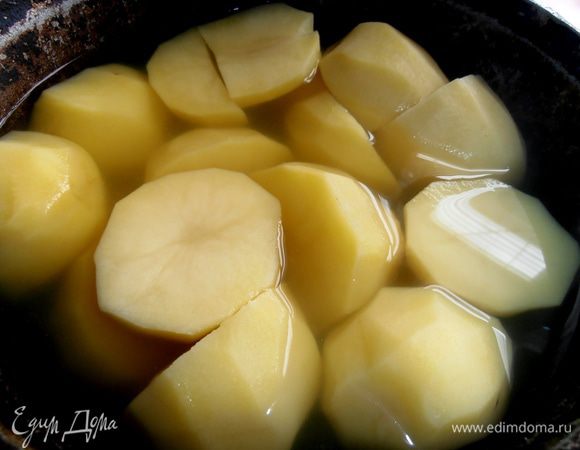 Картофель отвариваем обычным способом с добавлением соли.