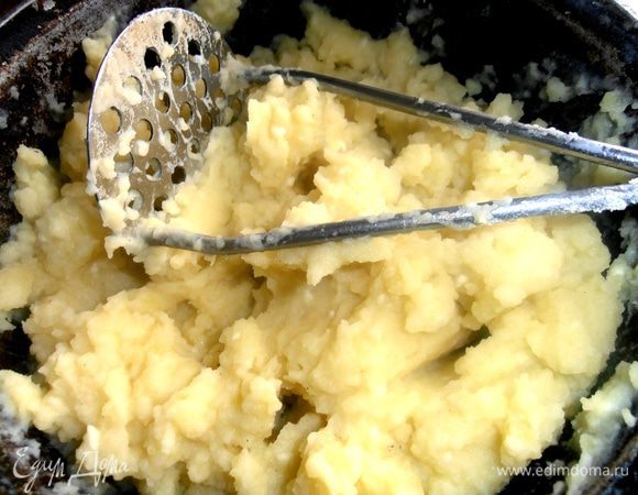 Делаем пюре с горячим молоком (отвар сохраняем для теста!)