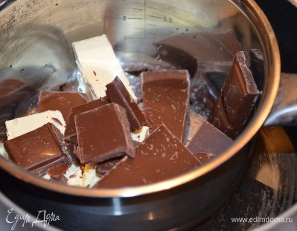 сливочное масло и шоколад (его надо поломать на кусочки) поставить топиться на водяную баню.