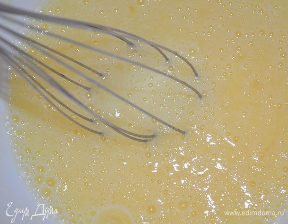 яйца взбить с сахаром в очень пышную белую пену