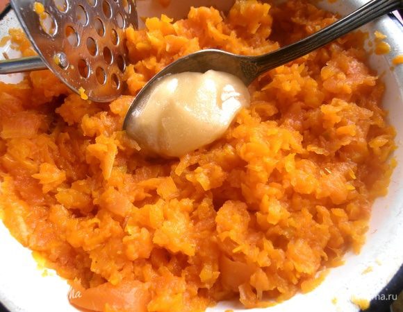 В рецепте указано-перетереть морковь через сито,но у меня не грудные дети...,ничего,и толкушкой хорошо морковь раздавим!Добавляем мёд...Чуть не забыла!Если варите без соли,то в начинку добавьте щепотку,но я,повторюсь,варила вместе с картофелем,а там без соли-никуда!