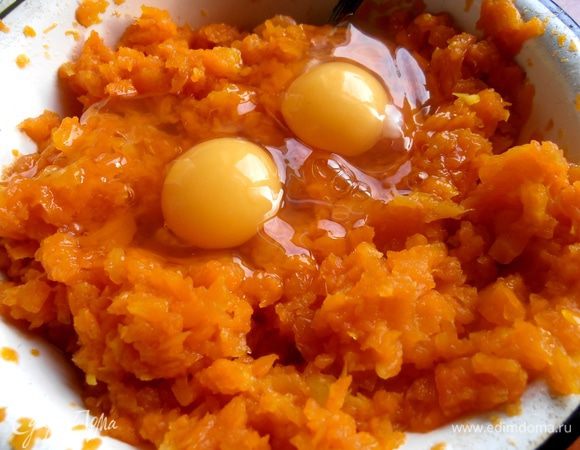 Вбиваем и перемешиваем пару яиц (если яйцо крупное,то и одного хватит!)