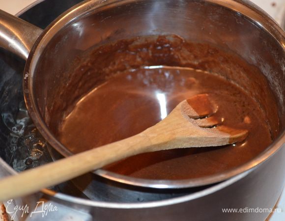 как только шоколад с маслом расплавятся, перемешать их до однородности