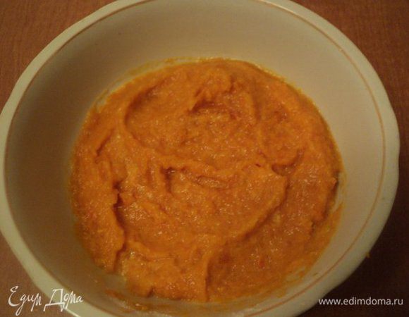 Для тыквенного пюре: тыкву режем на ломтики, удаляем кожицу, смазываем поверхность оливковым маслом и запекаем в духовке при температуре 180 градусов 45 мин. Готовую тыкву измельчить в блендере. Добавить 3 ст.ложки сахара, цедру с 1 апельсина, крахмал и хорошо перемешать.