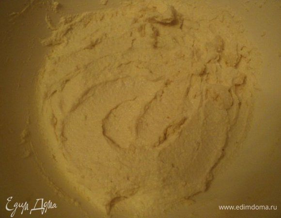 В хорошо отжатый творог добавить сахар (1 стакан), сметану, растопленное сливочное масло, ванильный сахар и хорошо взбить погружным блендером в однородную массу. Добавить манку и хорошо перемешать.