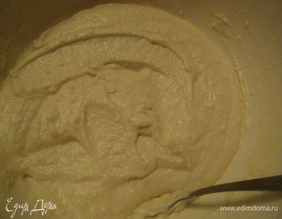 Яйца взбить с сахаром и добавить к творожной массе.