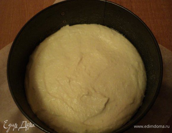 Форму для выпечки застелить пергаментом, посыпать манкой и выложить  1/3 творожной массы.