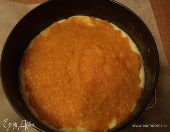 Затем  выложить  половину начинки из тыквы.