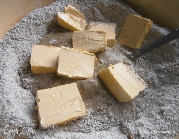 Сливочное масло должно быть мягким...,порежем кусочками и тоже в тесто.