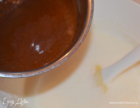 влить шоколадную массу в яичную и все перемешать до однородности