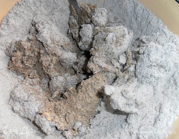 Замешивается тесто легко,податливо,прямо как с пластилином играешь!