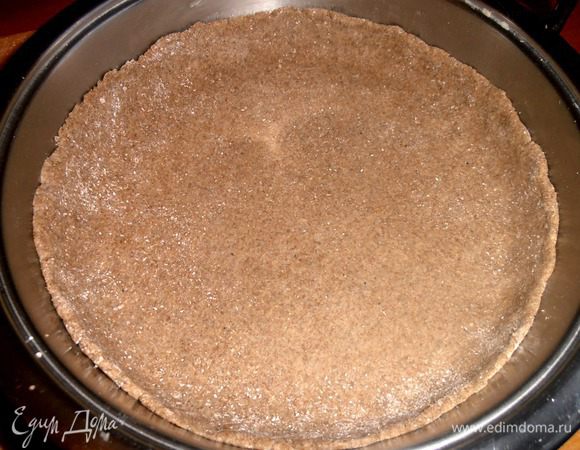 Я пристроила для выпекания цептеровскую сковородку,т.к.жарить на ней мне не понравилось,а тушить и печь получается отлично из-за толстого дна!Сначала смазываем растительным маслом,затем переносим осторожно пласт теста и приминаем по краям.