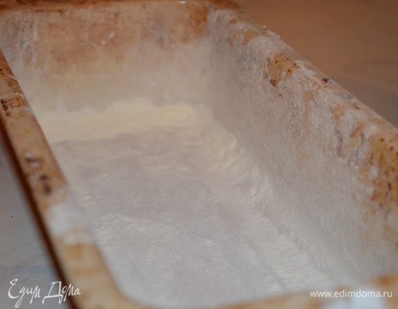 Подготовить форму для выпечки: смазать форму для кекса обильно сливочным маслом и затем присыпать мукой со всех сторон