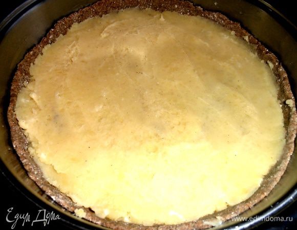 Выкладываем сначала пюре (мы любим много!)