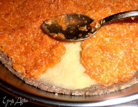 Затем разравниваем морковную начинку.