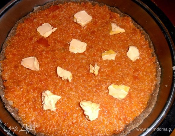 Сверху кусочки сливочного масла...