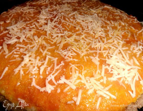 Решила посыпать сыром верх и ещё минут на 5 отправить в духовку...