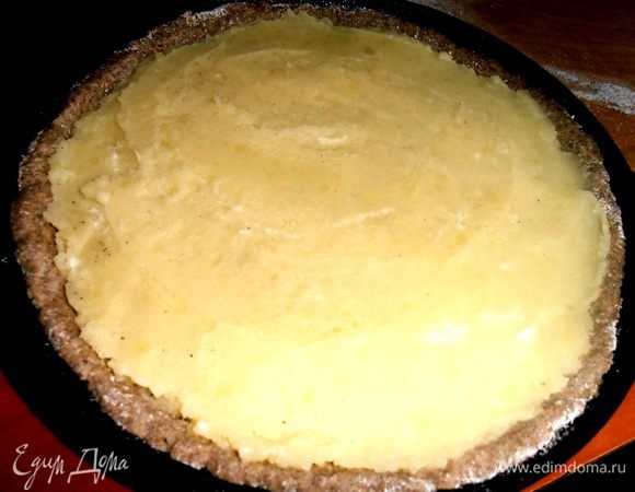 Следующий КИШ сделала в небольшой чугунной сковородке...Пюре выкладываем поменьше,т.к.и края меньше!