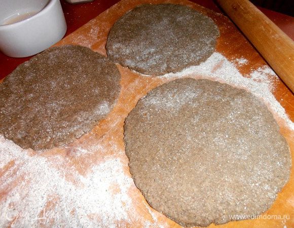 Кто любит порционную выпечку-предлагаю вариант тарталеток!Раскатываем три маленьких круга из оставшегося теста.