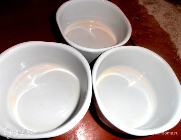 Формочки смазываем растит. маслом.