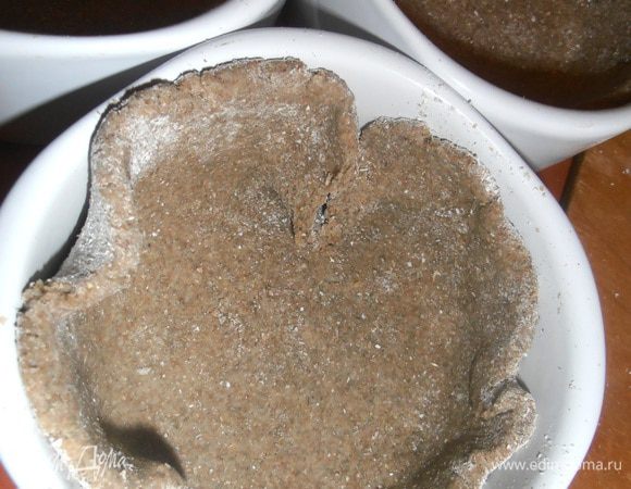 Раскладываем тесто,отщипывая лишние кусочки.