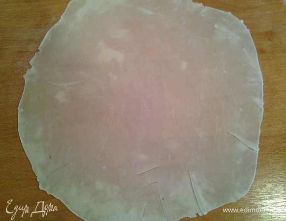 Под форму ( 27-28 см.) раскатываем каждый кусочек теста следующим образом: сначала каждый кусочек раскатываем до 12-15см, обильно присыпаем все кружки крахмалом (особенно края), затем складываем друг на друга и раскатываем по 2 кружочка. Разъединяем, и дораскатываем каждый под размер формы.. 
Пахлаву всегда выпекают в невысокой металлической форме, которую плотно заполняют тестом с начинкой.