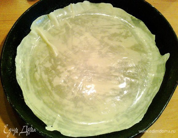 В форму или сковороду, смазанную маслом, укладываем первый круг, который смазываем маслом (это делаем с каждым кругом), затем второй кружок.
