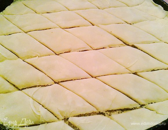 Последний слой начинки накрываем тремя раскатанными кружками. Делим на сегменты в форме прямоугольников или ромбов. 
