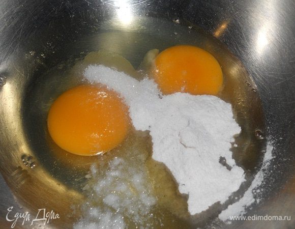 В миску вбить яйца, добавить ваниль и сахарную пудру. Взбить.