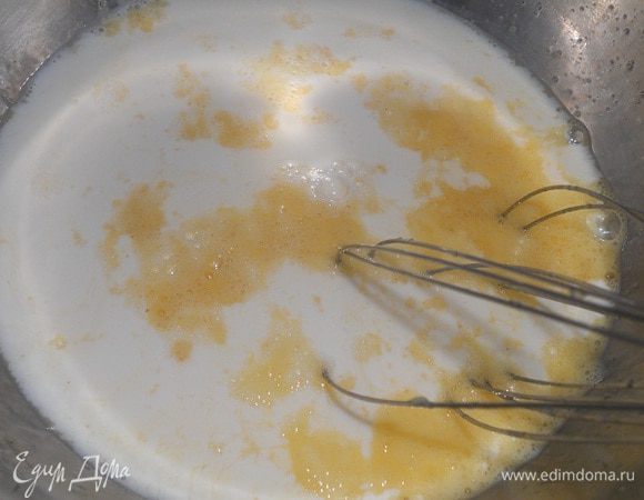 Влить молоко и перемешать.