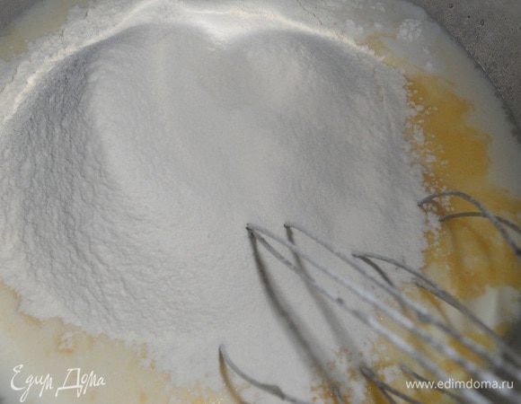 Добавить разрыхлитель и муку. Замесить тесто, как на оладьи.