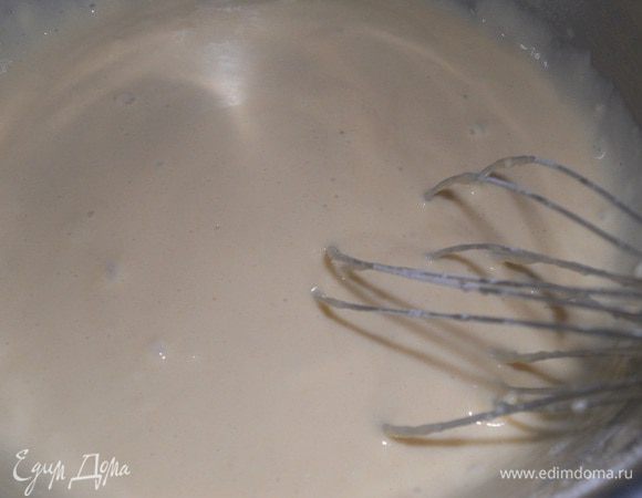 Влить стакан крутого кипятка и перемешать.