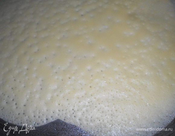 Жарим блины.