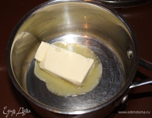 Растапливаем сливочное масло.
