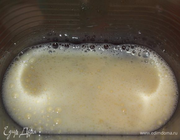 Яйца с молоком и сахаром слегка взбить,что масса стала однородной. Сильно взбивать не надо.