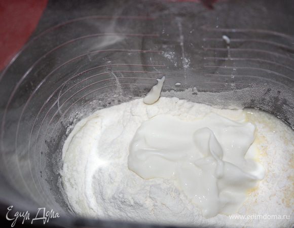 Добавить сметану и просеянную муку с разрыхлителем. Слегка взбить,чтобы не было комочков.