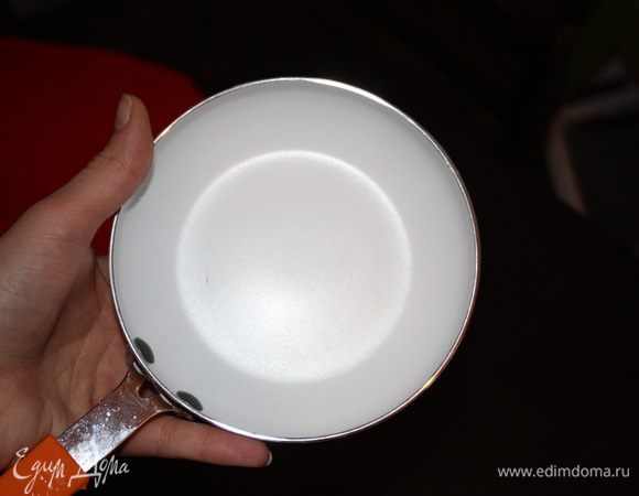 Я решила печь на такой сковородочке. Давно была куплена и ни разу не использовалась...вот и пригодилась...На обычной сковороде можно печь и как оладушки,и как небольшие блинчики. Тесто получается довольно густым,небольшие блины вполне могут получиться. Я немного смазывала сковороду оливковым маслом,выкладывала 2 ст.л. теста и как бы размазывала слегка,отлично получились и переворачивались)))это если делать их блинчиками,ну а на оладьи хватит и 1 ст.ложки.