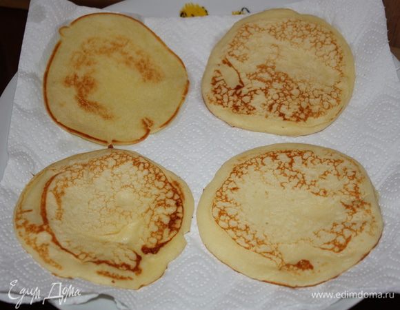 Выкладываем их на салфетку,чтобы лишнее масло ушло.