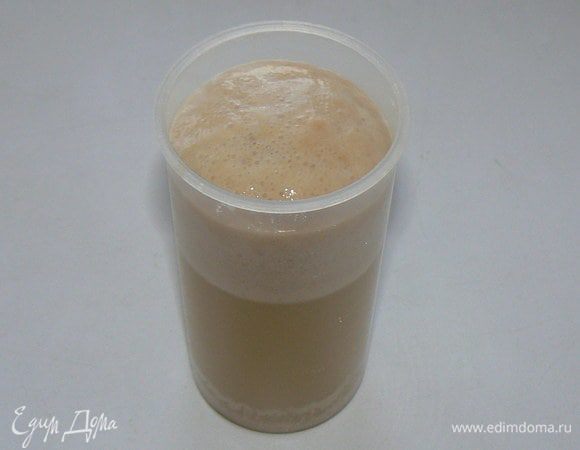 Растворить мед в теплой воде,добавить дрожжи.