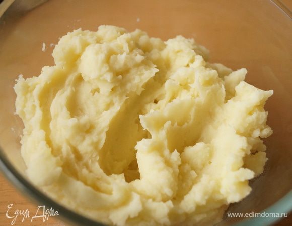 Картофель очистить и отварить до готовности. Протереть через сито, добавить сливочное масло, соль и молоко. Хорошо перемешать до однородной массы.