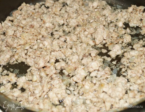 Куриное филе потушить, минут 30-40, с мелко нарезанным луком и чесноком, посолить, поперчить