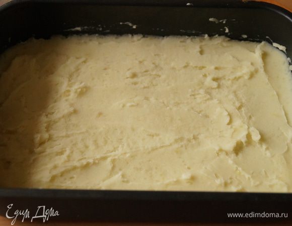 Теперь выкладываем, на смазанный маслом противень, слоями: сначала половину картофеля,