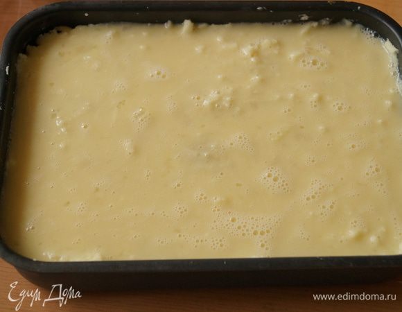 Сверху заливаем взбитыми яйцами и ставим в разогретую до 200 градусов духовку, выпекаться до золотистой корочки, на 20-30 минут.
