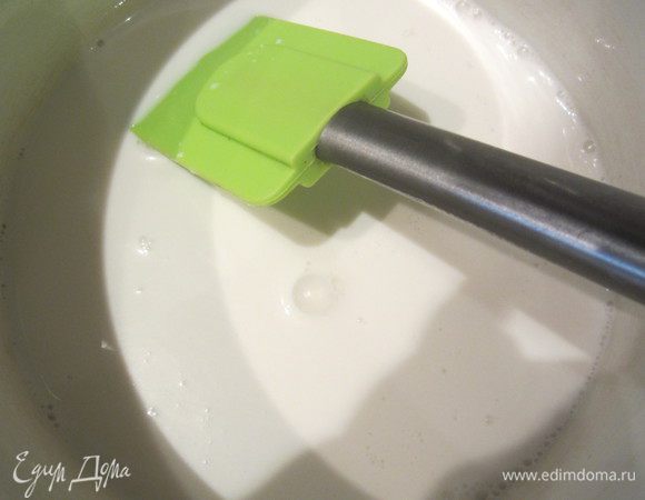 В первую очередь делаем заварной крем. В кастрюльке смешиваем коровье и кокосовое молоко, ставим на огонь.