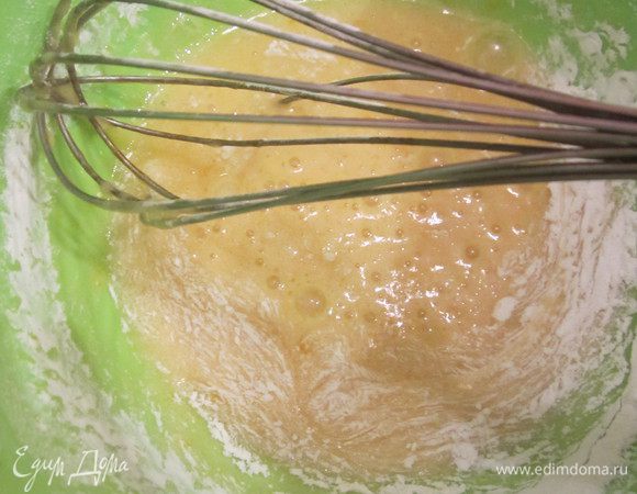 В отдельной емкости венчиком слегка взбиваем яйца с сахаром, добавляем крахмал, смотрим, чтобы не было комочков, перемешиваем венчиком, но не взбиваем. В эту смесь наливаем немного теплого молока, что у нас на плите,перемешаем и обратно тоненькой струйкой вливаем в основное молоко с ванилью. Все быстро перемешиваем, варим на медленном огне до загустения, ждем пока закипит, постоянно мешая!, кипятим 20 секунд, снимаем с огня.